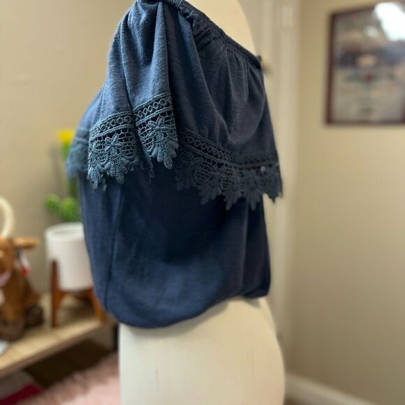 Off the shoulders Blouse - Picture 5 of 5